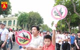 Hàng nghìn người đi bộ kêu gọi 